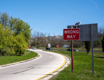 Wrong-way sign with reflective posts at WIS 175 and N Alois Street, Milwaukee